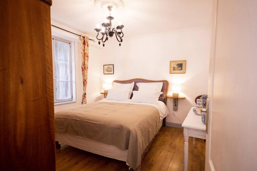 Le "Pied A Terre" - Appartement Plein Centre Avec Parking Prive Bourges Eksteriør bilde