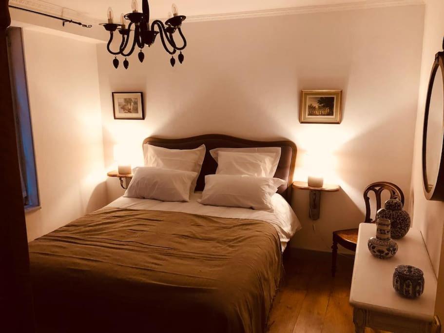 Le "Pied A Terre" - Appartement Plein Centre Avec Parking Prive Bourges Eksteriør bilde