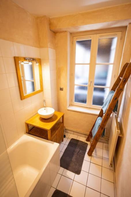 Le "Pied A Terre" - Appartement Plein Centre Avec Parking Prive Bourges Eksteriør bilde